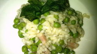 Ризотто с панчеттой, зеленым горошком и мятой