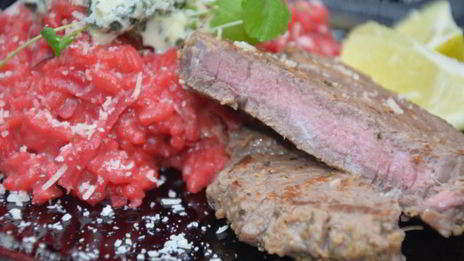 ризотто со свеклой и стейками