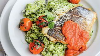 Сибас с лимонно-базиликовым ризотто