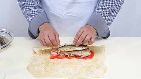 балык экмек, буквально рыба с хлебом по-турецки