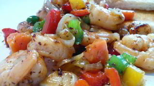 Чесночные креветки с карамелизированными овощами и папайей