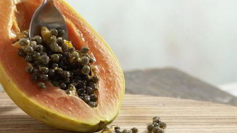 чесночные креветки с карамелизированными овощами и папайей