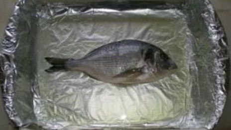 дорада с анчоусным соусом