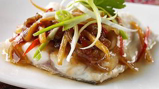 Дорада с имбирем и луком на пару