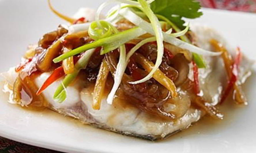 Рецепт дорада с имбирем и луком на пару