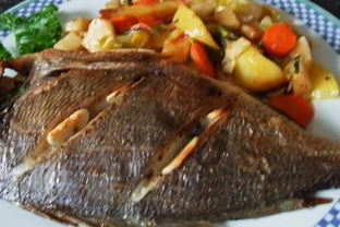 Дорада в духовке запеченная с картофелем и овощами