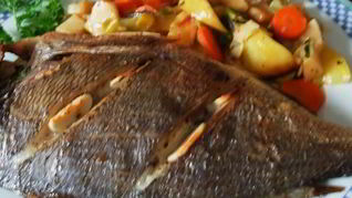 Дорада в духовке запеченная с картофелем и овощами