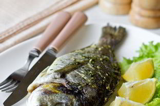 Дорада, запеченная в лимонном песто