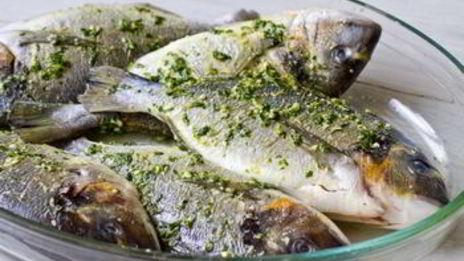 дорада, запеченная в лимонном песто