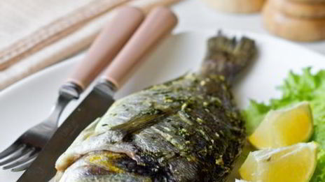 дорада, запеченная в лимонном песто