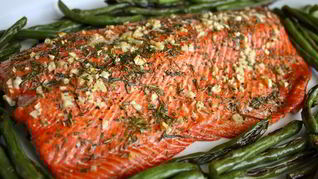 Филе лосося с чесноком и зеленью в духовке