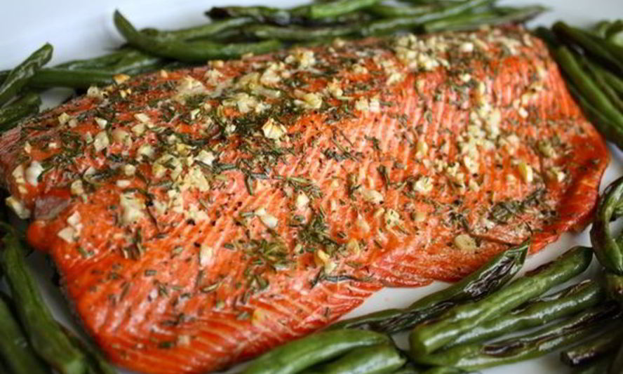 Рецепт филе лосося с чесноком и зеленью в духовке