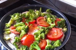 Горбуша с брокколи и помидорами