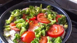 Горбуша с брокколи и помидорами