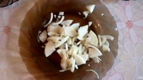 кальмары, тушенные с грибами, луком и сыром