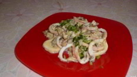 кальмары, тушенные с грибами, луком и сыром