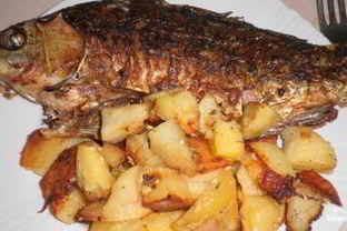 Карась в духовке с картошкой