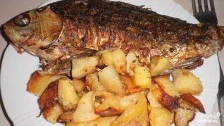 Карась в духовке с картошкой