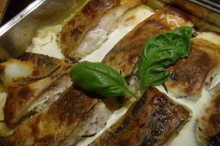 Карп с овощами, запеченный под сметанным соусом