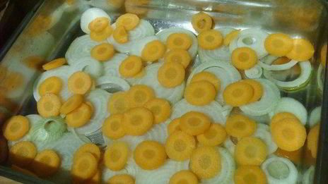 карп с овощами, запеченный под сметанным соусом