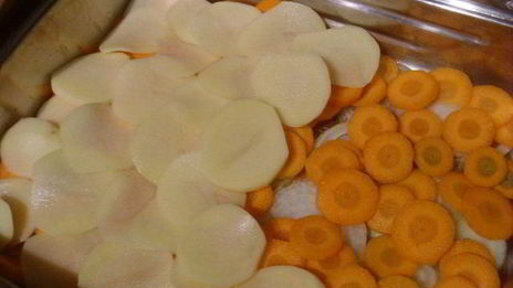 карп с овощами, запеченный под сметанным соусом