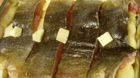 карп с овощами, запеченный под сметанным соусом