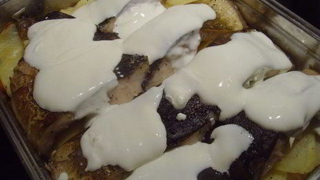 карп с овощами, запеченный под сметанным соусом