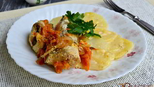 Хек на овощной подушке с картофелем на пару в мультиварке