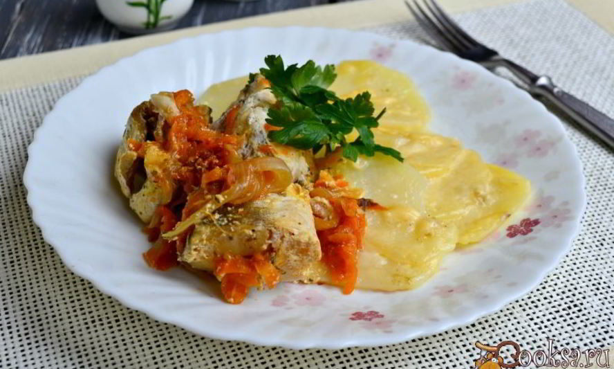 Рецепт хек на овощной подушке с картофелем на пару в мультиварке