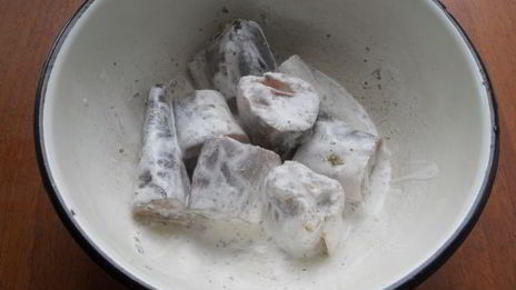 хек на овощной подушке с картофелем на пару в мультиварке