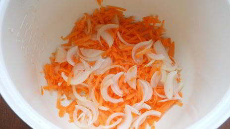 хек на овощной подушке с картофелем на пару в мультиварке