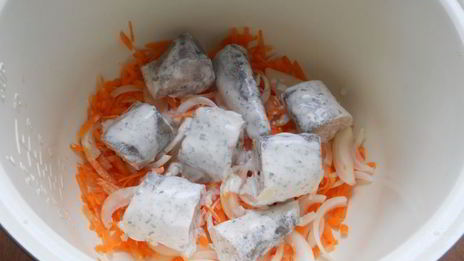 хек на овощной подушке с картофелем на пару в мультиварке