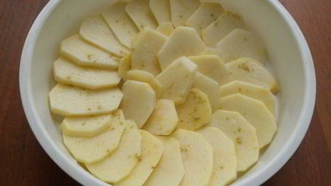 хек на овощной подушке с картофелем на пару в мультиварке