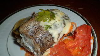 Хек, запеченный с морковью и помидорами