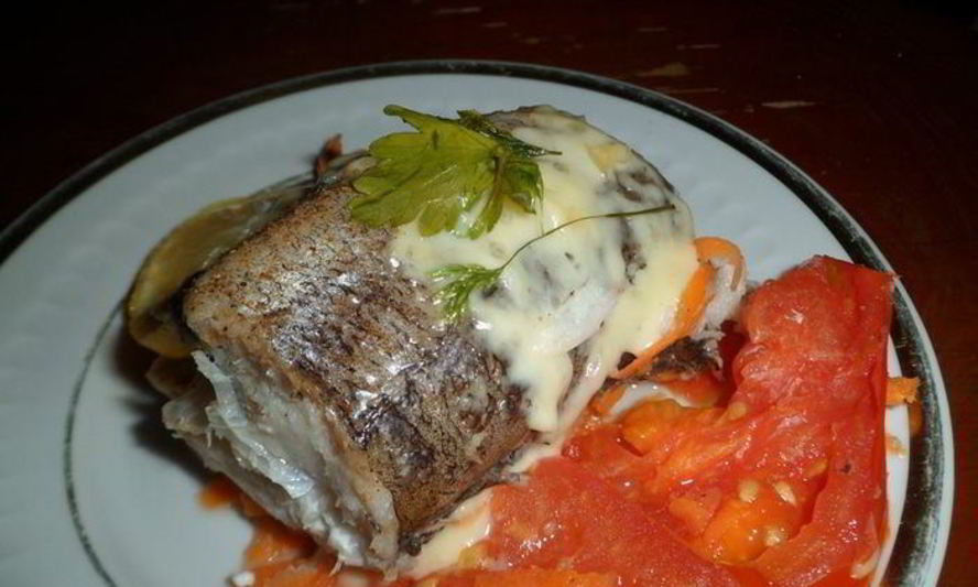 Рецепт хек, запеченный с морковью и помидорами