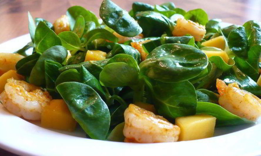 Рецепт кисло-сладкие креветки-карри на подушке из полевого салата с манго