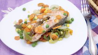 Кижуч запеченный с овощами