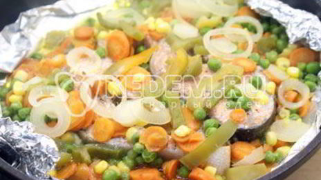 кижуч запеченный с овощами