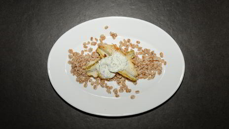 корюшка с огуречным таратором и полбой