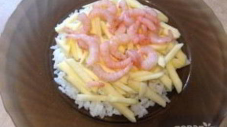 креветки с рисом, яблоком и черносливом