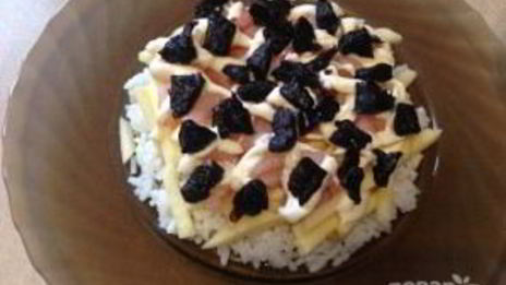 креветки с рисом, яблоком и черносливом