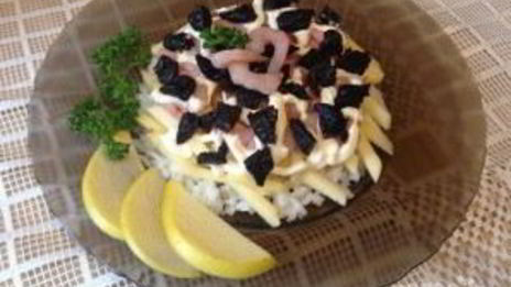 креветки с рисом, яблоком и черносливом