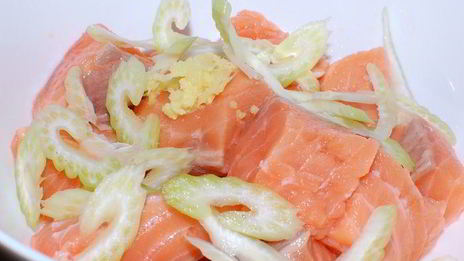 лосось по-тайски в пароварке