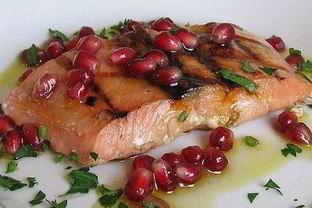 Лосось, зажаренный в гранатовом соусе