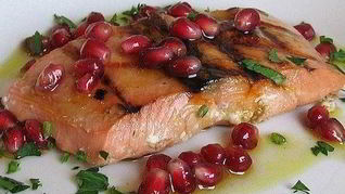 Лосось, зажаренный в гранатовом соусе