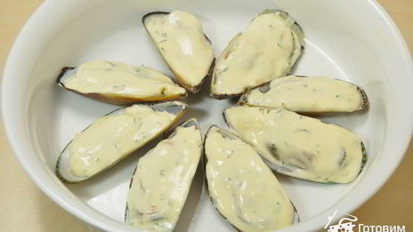 мидии, запеченные с сырным соусом