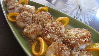 Морские гребешки в кунжуте