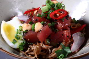 Острый тунец с горячей гречневой лапшой