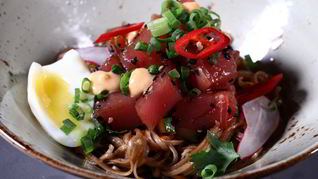 Острый тунец с горячей гречневой лапшой