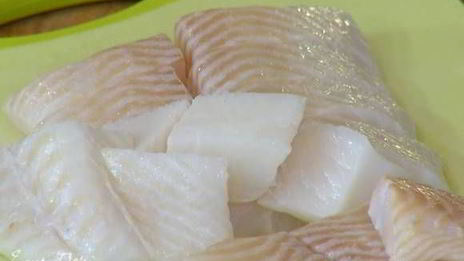 палтус с зеленым горошком в ананасовом соусе